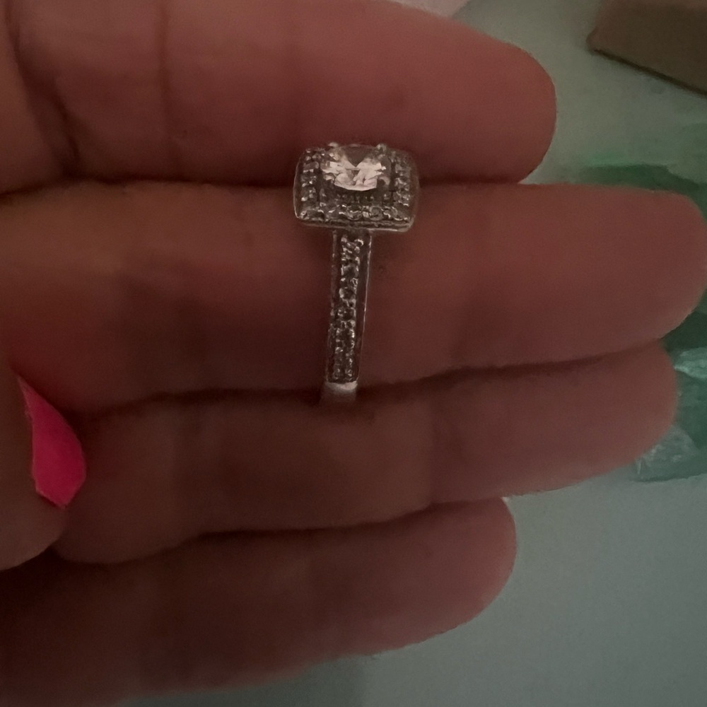 Elegant Vintage Art Deco Style Sterling Silver Ring with Clear CZ Gemstones - Picture 5 of 6